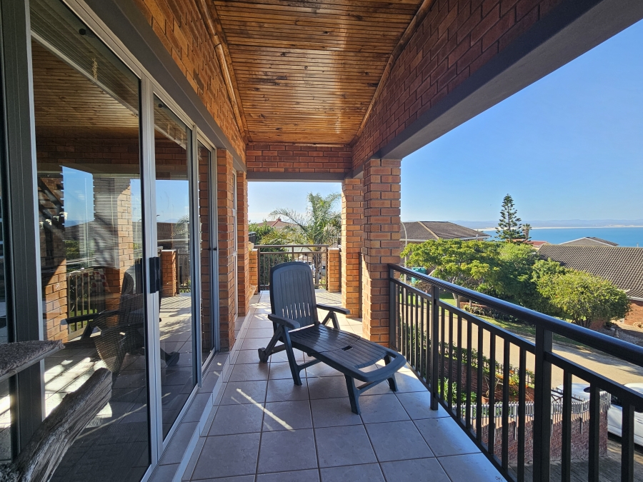 4 Bedroom Property for Sale in Wavecrest Eastern Cape